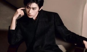 易烊千玺演唱会主海报发布,抢票难度引热议